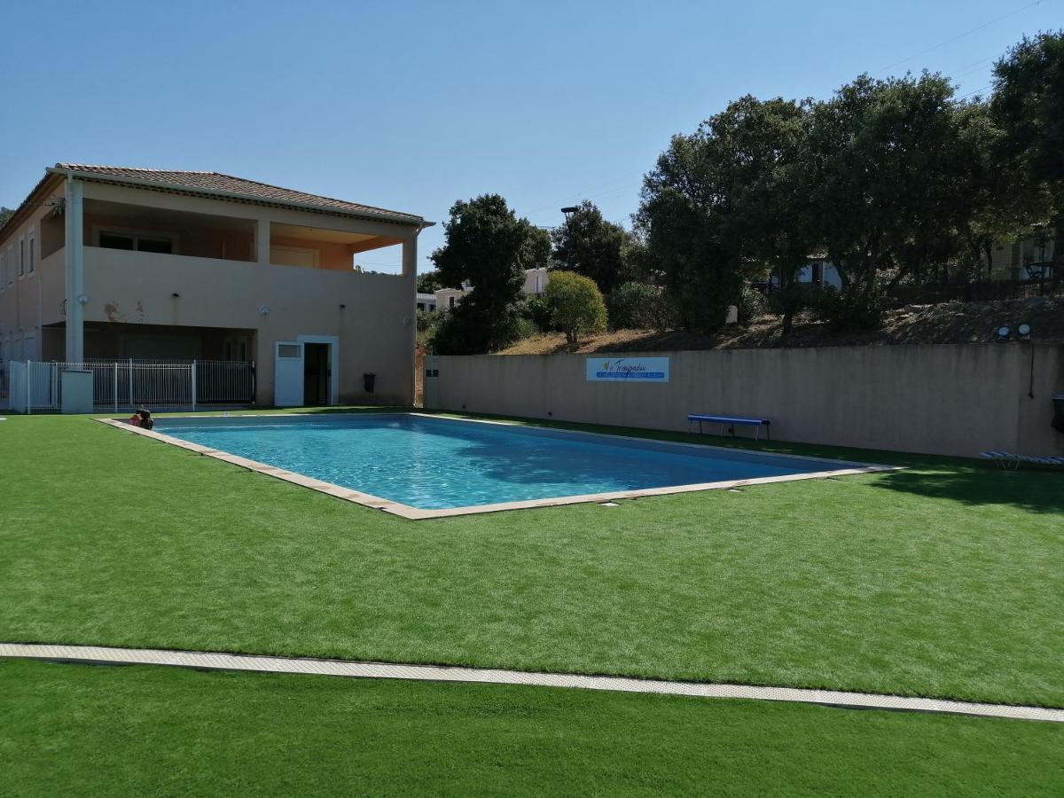 Charmant Mobil-Home Rocbaron Exterior photo